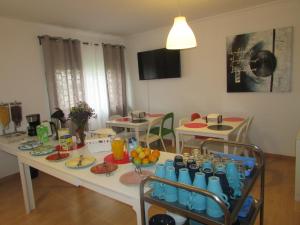 モンチジョにあるCasa Europa Montijoのテーブル(食べ物、飲み物付)