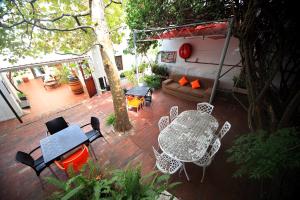 een patio met een tafel en stoelen bij Zebra Crossing Backpacker in Kaapstad