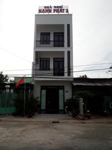 Biały budynek z znakiem na górze w obiekcie Hanh Phat 2 Guesthouse w mieście Cái Răng