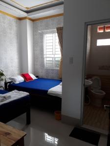 mały pokój z 2 łóżkami i oknem w obiekcie Hanh Phat 2 Guesthouse w mieście Cái Răng