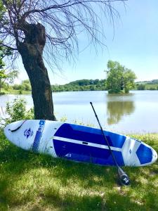 un barco azul y blanco sentado junto a un árbol en Maison Tranquil, en Bellegarde-du-Razès