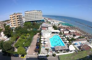 - une vue aérienne sur un complexe avec une piscine et une plage dans l'établissement Hotel Caesar, à Lido di Savio