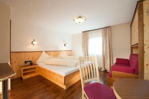 Llit o llits en una habitació de Alpenresidenz Ballunspitze - Kinderhotel