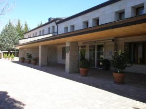 budynek z doniczkami przed nim w obiekcie Parador de Puebla de Sanabria w mieście Puebla de Sanabria