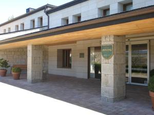 un edificio con una señal delante de él en Parador de Puebla de Sanabria, en Puebla de Sanabria