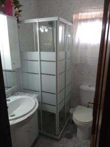 łazienka z prysznicem, toaletą i umywalką w obiekcie Eira Vella w mieście Mos