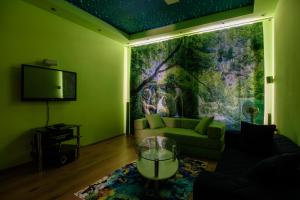 ウィーンにあるMagnet Apartmentのソファ付きのリビングルーム、壁画