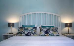 En eller flere senge i et værelse på VILLA OLIVEIRA by Buenavilla