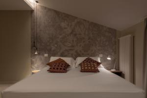 A bed or beds in a room at Tenuta San Masseo - boutique farm resort & SPA