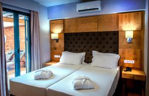 Кровать или кровати в номере Elmi Beach Hotel & Suites