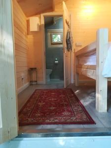 um corredor com um tapete e uma banheira numa casa em Dunmore Gardens Log Cabins em Carrigans