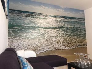uma sala de estar com vista para o oceano em Apartament Antonia Sat Vacanta em Constança