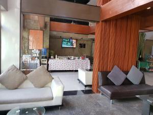 TV a/nebo společenská místnost v ubytování Izen Budget Hotel & Residence