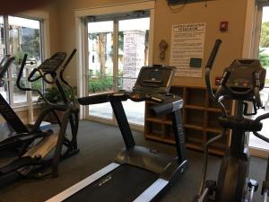 un gimnasio con dos cintas de correr y dos bicicletas estáticas en Resort Getaway, en Destin