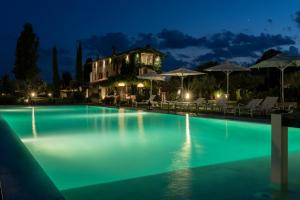 basen w nocy z domem w tle w obiekcie Tenuta San Masseo - boutique farm resort & SPA w Asyżu
