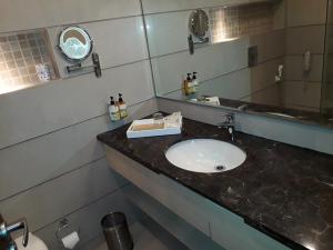 Bilik mandi di Lemon Tree Hotel Candolim
