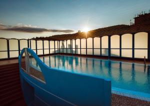 Bazén v ubytování Grand Hotel Excelsior nebo v jeho okolí