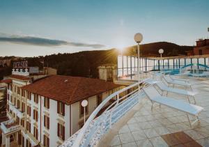 Bazén v ubytování Grand Hotel Excelsior nebo v jeho okolí