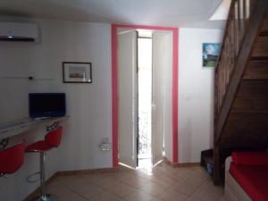 - un salon avec une porte et un escalier dans l'établissement Casa Vacanza le Moko', à Naples