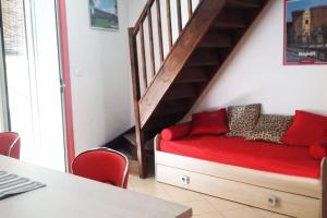 - un salon avec un canapé rouge et un escalier dans l'établissement Casa Vacanza le Moko', à Naples