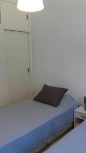 ヴィラモウラにあるHorizonte Vilamouraのベッドルーム1室(枕、照明付)