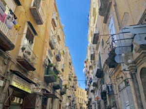 - une vue sur une ruelle située entre deux grands bâtiments dans l'établissement Casa Vacanza le Moko', à Naples