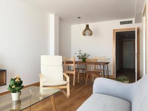 a living room with a couch and a table at Deltaic in Deltebre