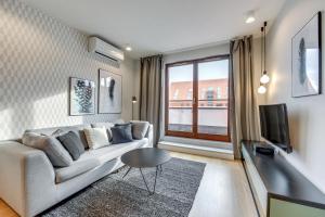 Un televizor și/sau centru de divertisment la Aura Island Apartments Old Town
