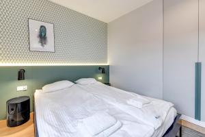 Un pat sau paturi într-o cameră la Aura Island Apartments Old Town