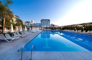 Bazén v ubytování Adalya Elite Lara Hotel - Ultra All Inclusive nebo v jeho okolí