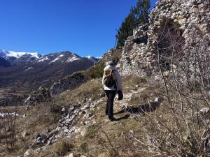 una persona con una mochila caminando por una montaña en Dulcamara, en Pescasseroli