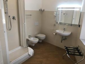 La salle de bains est pourvue de toilettes, d'un lavabo et d'une douche. dans l'établissement Hotel Chopin, à Gênes
