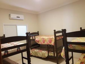 una habitación con dos literas y una ventana en Recanto da Tata, en Olímpia 12 fotos más