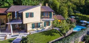 an aerial view of a house with a swimming pool at B&B La Rubiana in Caprino Veronese