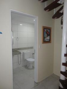 ein Badezimmer mit Toilette und Waschbecken in der Unterkunft Casa Praia dos Carneiros in Tamandaré