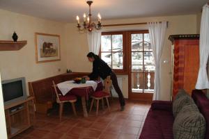 Un televizor și/sau centru de divertisment la Appartement Ahrntal