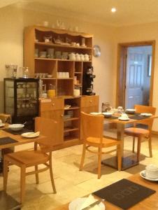 um quarto com uma mesa e cadeiras e uma cozinha em Holly Lodge em Alnwick