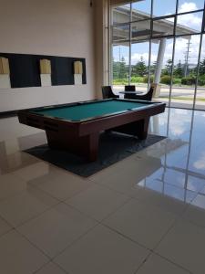 uma mesa de sinuca no meio de uma sala em Wind Residences Tower 4 em Kaybagal