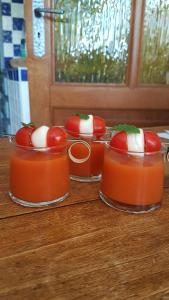 tres recipientes de comida con tomates en una mesa en Villa Thebaïde Chambres d'hôtes, en Laudun