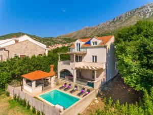 una vista aérea de una casa con piscina en Villa Hedera X en Mokošica