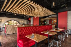 Restaurace v ubytování Ramada by Wyndham Austin South