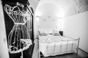 1 dormitorio con 1 cama y 1 dormitorio con 1 cama doble en La dimora della Sarta, en Alberobello