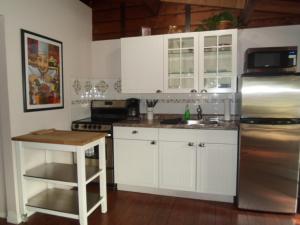 A kitchen or kitchenette at The Cedars Motel