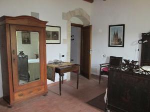 a room with a wooden cabinet and a table at Casa delle Meridiane in Canicattini Bagni