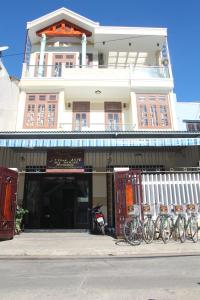 ein Gebäude mit Fahrrädern, die davor geparkt sind in der Unterkunft My House Hoi An Homestay in Hoi An