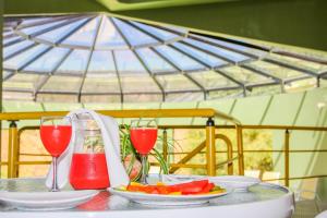 una mesa con platos de fruta y vasos de zumo en Hotel Los Parrales en Tarija