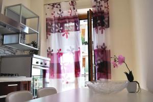 A kitchen or kitchenette at RomAmourHouse