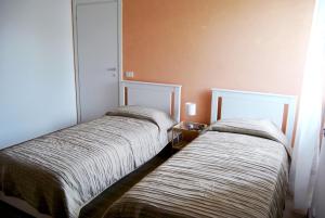 A bed or beds in a room at RomAmourHouse