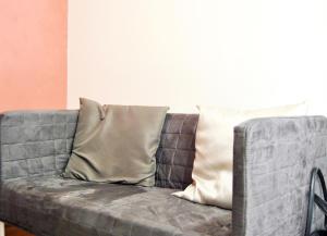 A seating area at RomAmourHouse
