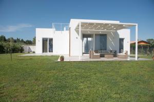 メンフィにあるVilla Ammariの芝生の白い家 +30枚の写真